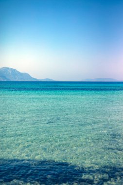 Uzak bir ada cenneti Egzotik canlı renklerle.