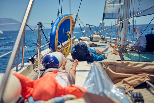 Sommerliche Kreuzfahrt Auf Einem Segelboot Auf Offener See Genießen — Stockfoto