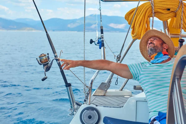 Капитан Шлюпки Ловит Рыбу Использует Руль Открытом Море — стоковое фото
