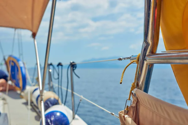 Blick Auf Das Vorderdeck Eines Segelschiffs Und Das Offene Meer — Stockfoto