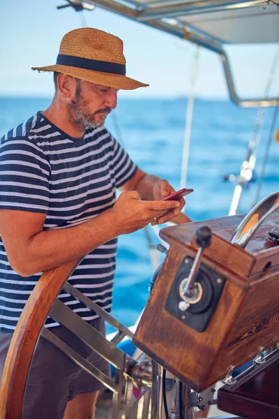 Kapitän Von Segelbooten Nutzt Smartphone Zur Navigation Auf Dem Offenen — Stockfoto