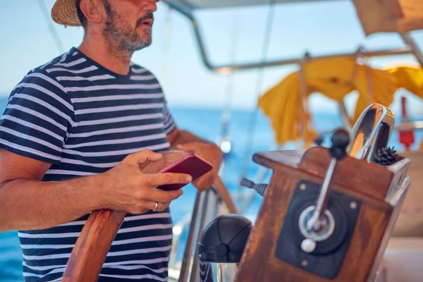 Capitán Barco Vela Con Smartphone Para Navegación Alta Mar — Foto de Stock