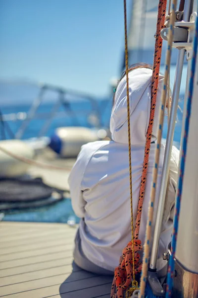 Sommerliche Kreuzfahrt Auf Einem Segelboot Auf Offener See Genießen — Stockfoto