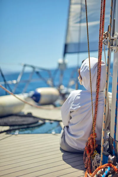 Sommerliche Kreuzfahrt Auf Einem Segelboot Auf Offener See Genießen — Stockfoto