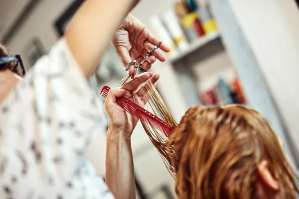 Fryzjer Obcinający Włosy Saloonie — Zdjęcie stockowe