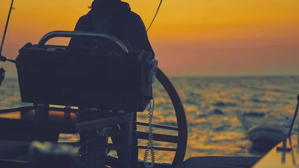 Velero Con Timón Amanecer Crepúsculo Mar Abierto — Foto de Stock