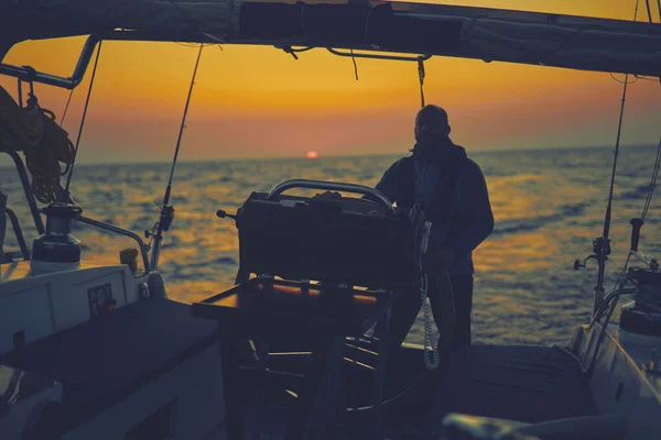 Velero Con Timón Amanecer Crepúsculo Mar Abierto — Foto de Stock