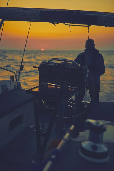 Velero Con Timón Amanecer Crepúsculo Mar Abierto — Foto de Stock