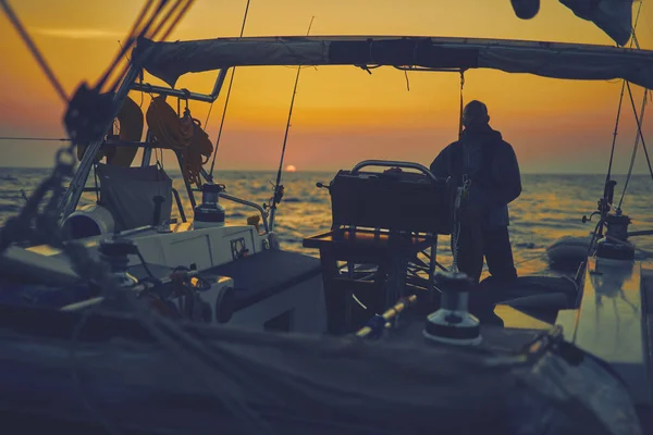 Velero Con Timón Amanecer Crepúsculo Mar Abierto — Foto de Stock