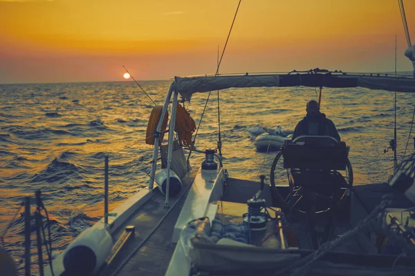 Veleiro Dirigindo Barco Vela Com Leme Madrugada Crepúsculo Tempo Tje — Fotografia de Stock