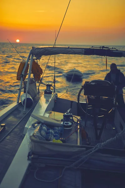 Segler Steuert Segelboot Mit Ruder Der Morgendämmerung Dämmerung Auf Offener — Stockfoto