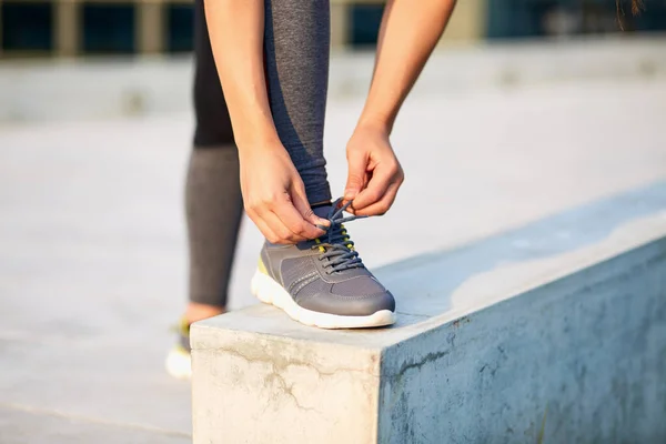 Joven Mujer Deportiva Atando Zapatillas Haciendo Ejercicio Parque Urbano — Foto de Stock