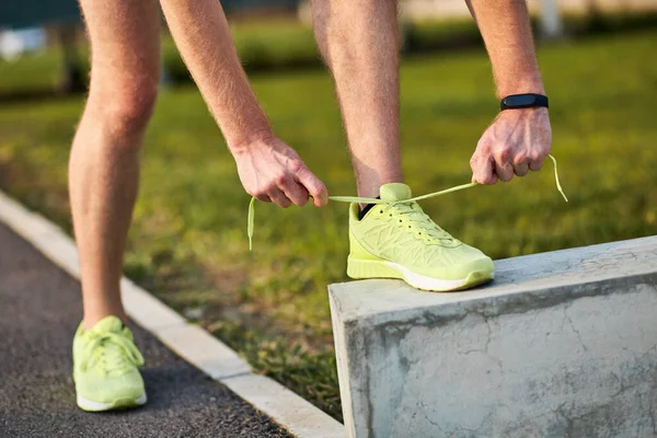 Joven Atando Zapatillas Haciendo Ejercicio Estiramiento Parque Urbano — Foto de Stock