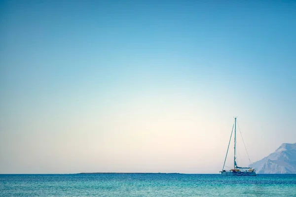 Вітрильний Човен Далекому Віддаленому Острівному Раю Екзотичними Яскравими Кольорами — стокове фото
