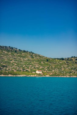 Uzak bir ada cenneti Egzotik canlı renklerle.