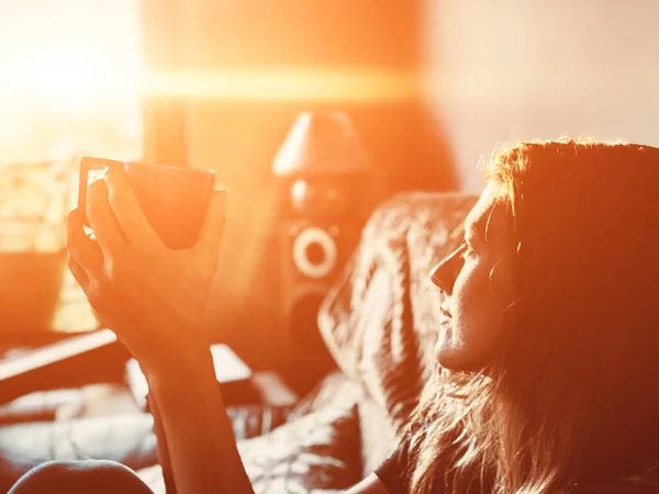 Kvinnan Sitter Soffa Ensam Hemma Och Dricker Kaffe — Stockfoto