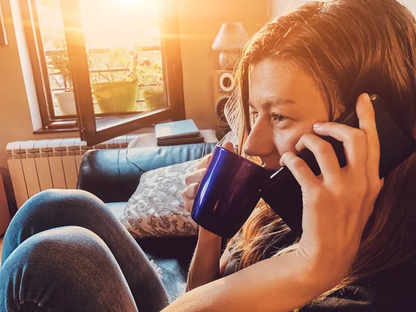 Mulher Usando Celular Bebendo Café Sozinha Casa Encomendar Comida Mantimentos — Fotografia de Stock