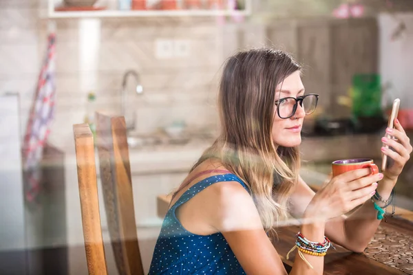 Jonge Volwassen Vrouw Die Smartphone Gebruikt Een Modern Huis Glas — Stockfoto