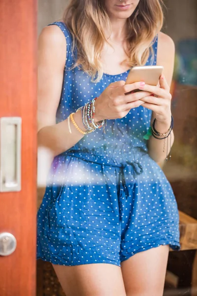 Молода Доросла Жінка Використовує Смартфон Сучасному Будинку Скляне Відображення Вікна — стокове фото