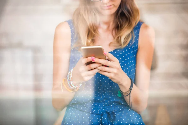 Jonge Volwassen Vrouw Die Smartphone Gebruikt Een Modern Huis Glas — Stockfoto