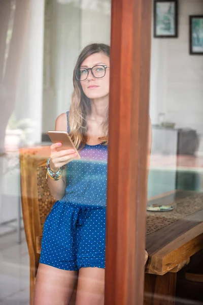 Молода Доросла Жінка Використовує Смартфон Сучасному Будинку Скляне Відображення Вікна — стокове фото