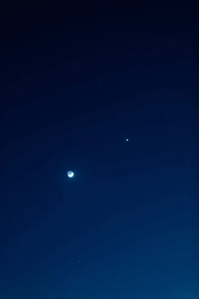 年轻的月亮和金星在漆黑的夜空中 有卫星的踪迹 这些痕迹可以在漆黑的夜空中看到 — 图库照片