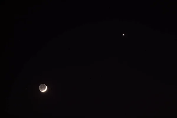 年轻的月亮和金星在漆黑的夜空中 — 图库照片