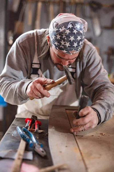 Male Carpenter Working Old Wood Retro Vintage Workshop — Stock Photo, Image