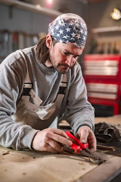 Male Carpenter Working Old Wood Retro Vintage Workshop — Stock Photo, Image