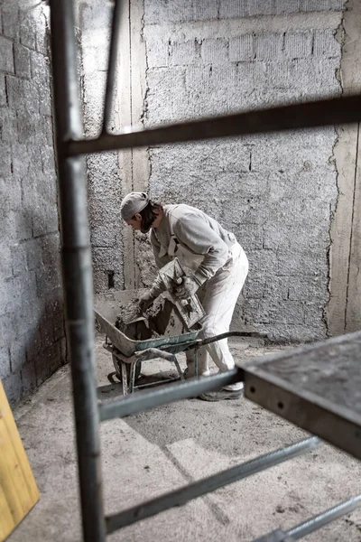 Πραγματικός Εργάτης Κατασκευών Φτιάχνοντας Έναν Τοίχο Μέσα Στο Νέο Σπίτι — Φωτογραφία Αρχείου
