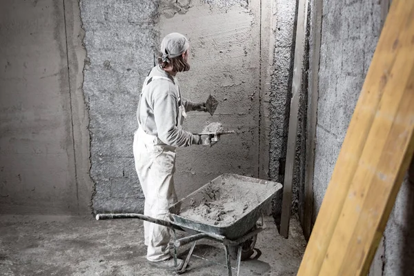 Trabajador Construcción Real Haciendo Una Pared Dentro Nueva Casa — Foto de Stock