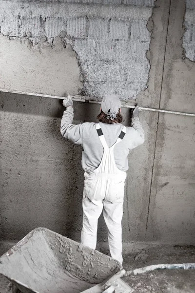 Trabajador Construcción Real Haciendo Una Pared Dentro Nueva Casa — Foto de Stock