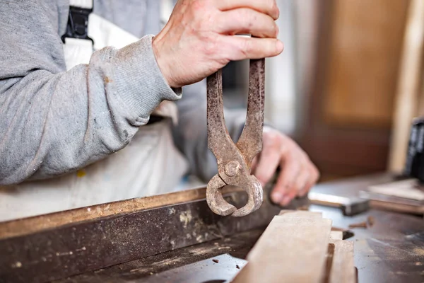 Carpinteiro Masculino Trabalhando Madeira Velha Uma Oficina Vintage Retro Fotografias De Stock Royalty-Free