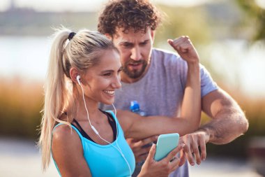 Modern çift koşu / egzersiz sırasında kaldırımda mola veriyor.