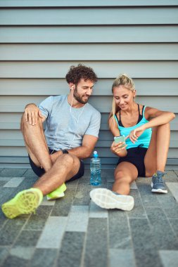 Modern çift koşu / egzersiz sırasında kaldırımda mola veriyor.