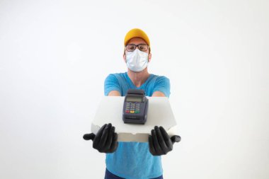 Koruyucu maskeli bir teslimatçı pizza kutusu tutuyor ve ödeme yok..