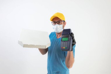 Koruyucu maskeli bir teslimatçı pizza kutusu tutuyor ve ödeme yok..