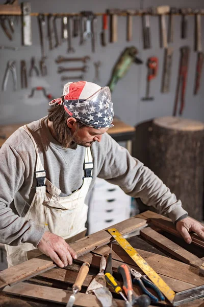 Male Carpenter Working Old Wood Retro Vintage Workshop — Stock Photo, Image