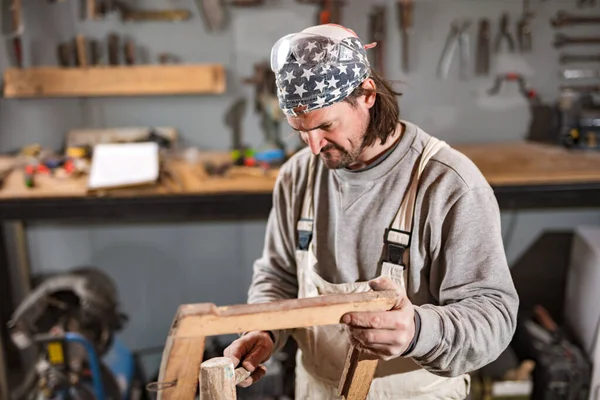 Male Carpenter Working Old Wood Retro Vintage Workshop — Stock Photo, Image