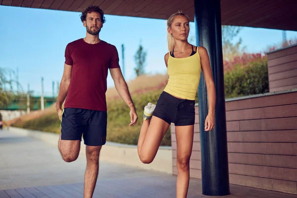 Mujer Moderna Hombre Trotando Haciendo Ejercicio Entorno Urbano Cerca Del — Foto de Stock