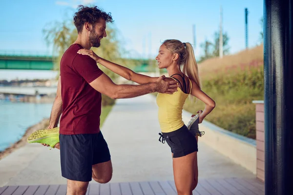 Mujer Moderna Hombre Trotando Haciendo Ejercicio Entorno Urbano Cerca Del — Foto de Stock