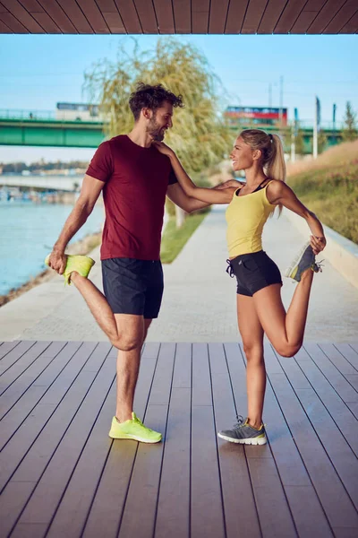 Mujer Moderna Hombre Trotando Haciendo Ejercicio Entorno Urbano Cerca Del — Foto de Stock