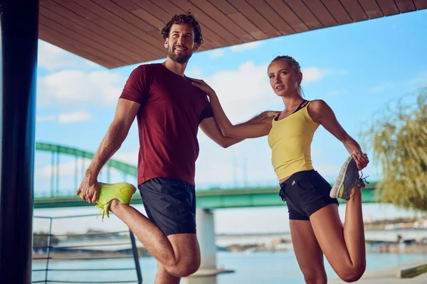 Mujer Moderna Hombre Trotando Haciendo Ejercicio Entorno Urbano Cerca Del — Foto de Stock