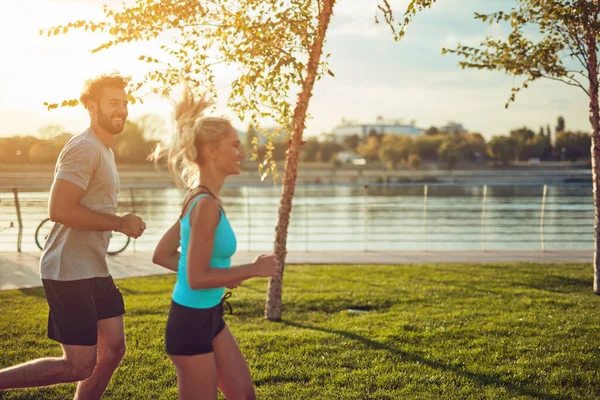 Mujer Moderna Hombre Trotando Haciendo Ejercicio Entorno Urbano Cerca Del — Foto de Stock