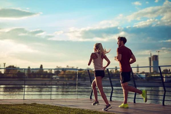 Mujer Moderna Hombre Trotando Haciendo Ejercicio Entorno Urbano Cerca Del — Foto de Stock