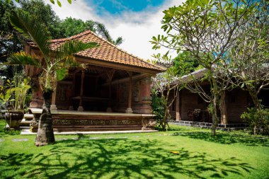 Bali geleneksel evi, terası ve yerleşkesi var..