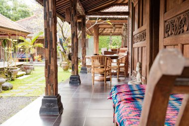 Bali geleneksel evi, terası ve yerleşkesi var..