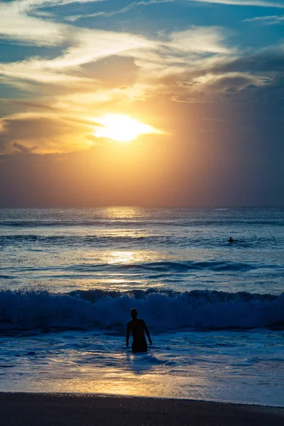 Silhouetten Von Menschen Strand Bei Sonnenuntergang Sonnenaufgang — Stockfoto