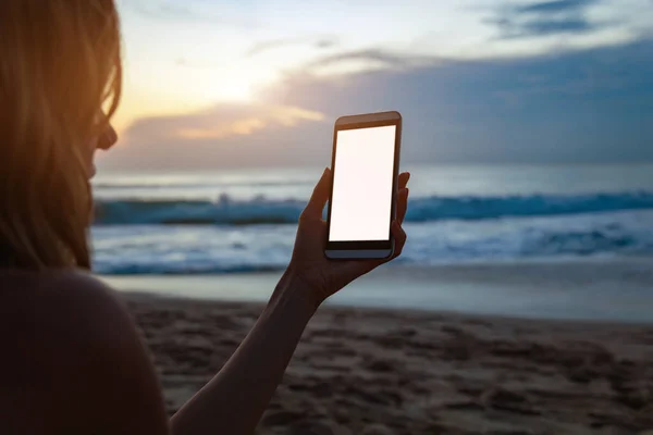 Дівчина Дивиться Допомогою Смартфона Насолоджуючись Океанським Морським Заходом Сонця — стокове фото