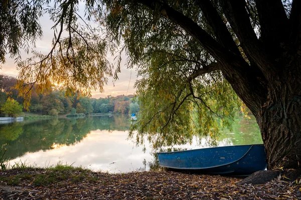 Eski bir tekne ile sonbahar Gölü